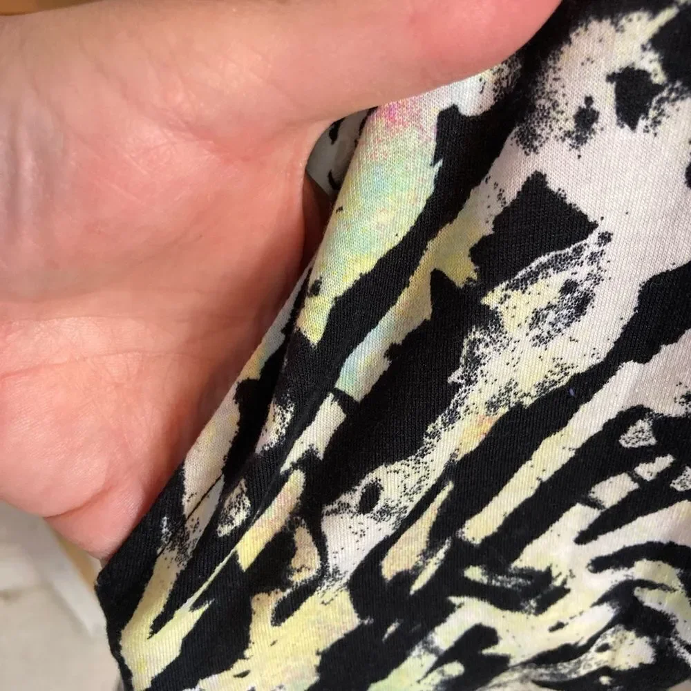 NWOT Abstract print dress V neck w/ pockets rare